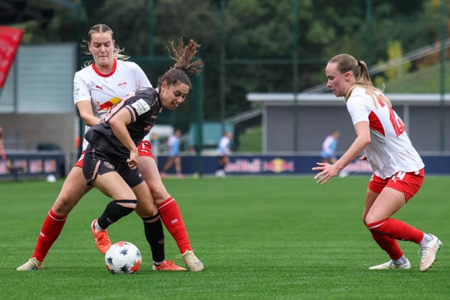 Deutschland: Fußball Google Pixel Frauen-Bundesliga 2026 - 2027, 6. Spieltag - RB Leipzig gegen FSV Mainz 05, Trainingszentrum von RB Leipzig (Leipzig): Zweikampf von Charlotte Hulst (RB Leipzig Frauen, 77) und Vital Zina Kats (1. FSV Mainz 05 Frauen, 30) Copyright: xLucasxWalterx