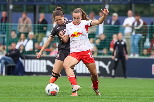 Deutschland: Fußball Google Pixel Frauen-Bundesliga 2026 - 2027, 6. Spieltag - RB Leipzig gegen FSV Mainz 05, Trainingszentrum von RB Leipzig (Leipzig): Zweikampf von Jasmien Mathys (RB Leipzig Frauen, 12) und Vital Zina Kats (1. FSV Mainz 05 Frauen, 30) Copyright: xLucasxWalterx