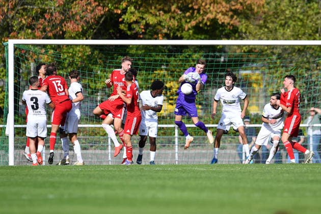 Fußball Herren Regionalliga West Saison 2026 2027 25. Spieltag: VfB 03 Hilden - SV Bergisch Gladbach am 03.10.26 am Stadion Am Bandsbusch in Hilden Yannic Lenze ( VfB 03 Hilden ), mitte Nordrhein-Westfalen Deutschland