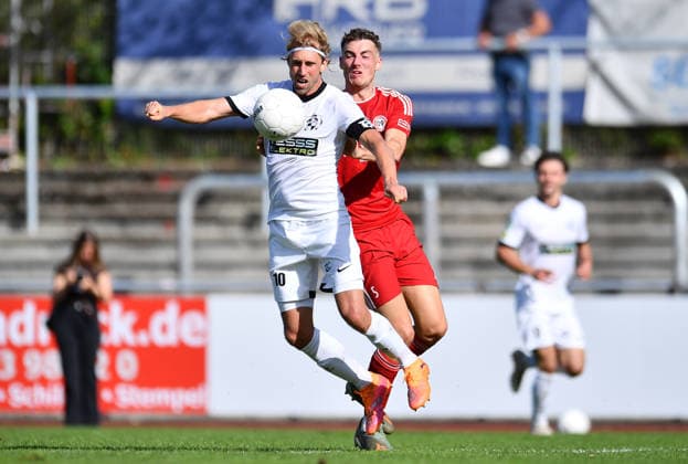 Fußball Herren Regionalliga West Saison 2026 2027 25. Spieltag: VfB 03 Hilden - SV Bergisch Gladbach am 03.10.26 am Stadion Am Bandsbusch in Hilden Pascal Weber ( VfB 03 Hilden ), vorne - Daniel Spiegel ( SV Bergisch Gladbach ), hinten Nordrhein-Westfalen Deutschland