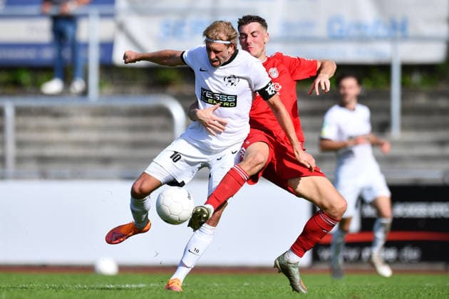 Fußball Herren Regionalliga West Saison 2026 2027 25. Spieltag: VfB 03 Hilden - SV Bergisch Gladbach am 03.10.26 am Stadion Am Bandsbusch in Hilden Pascal Weber ( VfB 03 Hilden ), links - Daniel Spiegel ( SV Bergisch Gladbach ), rechts Nordrhein-Westfalen Deutschland