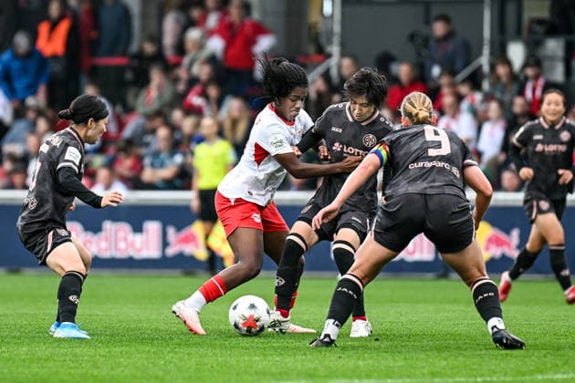 Fußball I Frauen I Saison 2026-2027 I Bundesliga I 6. Spieltag I RB Leipzig - 1. FSV Mainz 05 I 03.10.2026 Akari Kurishima (6, 1. FSV Mainz 05), Yurina Imai (14, 1. FSV Mainz 05) und Johanna Maria Berg (9, 1. FSV Mainz 05) haben Delice Boboy (17, Rasenballsport Leipzig) im Fokus Leipzig RB Trainingszentrum, Cottaweg 7 Sachsen Deutschland Copyright: xLobeca InesxHähnelx