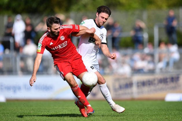 Fußball Herren Regionalliga West Saison 2026 2027 25. Spieltag: VfB 03 Hilden - SV Bergisch Gladbach am 03.10.26 am Stadion Am Bandsbusch in Hilden Ardit Mimini ( SV Bergisch Gladbach ), links - Venhar Ismailji ( VfB 03 Hilden ), rechts Nordrhein-Westfalen Deutschland