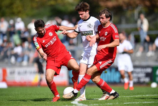 Fußball Herren Regionalliga West Saison 2026 2027 25. Spieltag: VfB 03 Hilden - SV Bergisch Gladbach am 03.10.26 am Stadion Am Bandsbusch in Hilden Ardit Mimini ( SV Bergisch Gladbach ), links - Venhar Ismailji ( VfB 03 Hilden ), mitte - Rexhep Ajdari ( SV Bergisch Gladbach ), rechts Nordrhein-Westfalen Deutschland