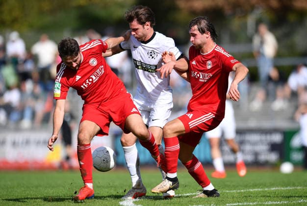 Fußball Herren Regionalliga West Saison 2026 2027 25. Spieltag: VfB 03 Hilden - SV Bergisch Gladbach am 03.10.26 am Stadion Am Bandsbusch in Hilden Ardit Mimini ( SV Bergisch Gladbach ), links - Venhar Ismailji ( VfB 03 Hilden ), mitte - Rexhep Ajdari ( SV Bergisch Gladbach ), rechts Nordrhein-Westfalen Deutschland