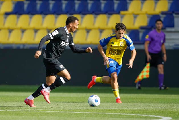 03.10.2026, Stadionplein, Leeuwarden, GER, Testspiel: SV Meppen vs SC Cambuur, Oliver Schmitt (SV Meppen 7) und Jason Ceka (Canbuur 30) DFL REGULATIONS PROHIBIT ANY USE OF PHOTOGRAPHS AS IMAGE SEQUENCES AND OR QUASI-VIDEO. Leeuwarden Friesland Niederlande Stadionplein