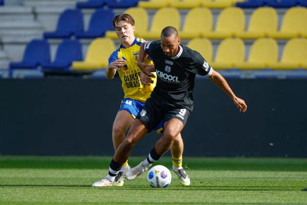 03.10.2026, Stadionplein, Leeuwarden, GER, Testspiel: SV Meppen vs SC Cambuur, Cyrill Akono (SV Meppen 9) vs Daminan Westerhof (Canbuur 48) DFL REGULATIONS PROHIBIT ANY USE OF PHOTOGRAPHS AS IMAGE SEQUENCES AND OR QUASI-VIDEO. Leeuwarden Friesland Niederlande Stadionplein