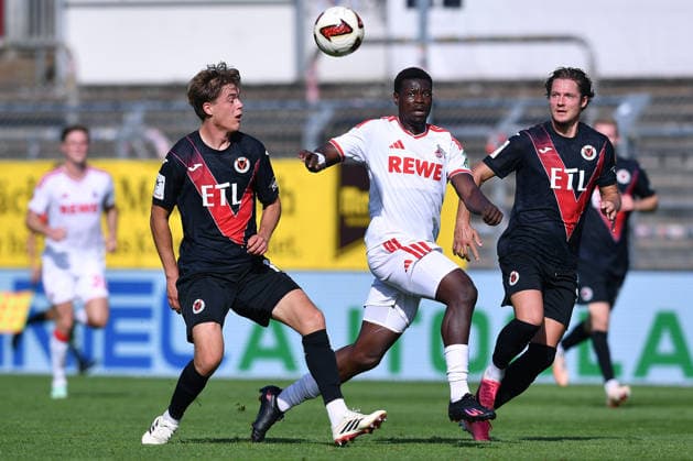 Fußball Testspiel FC Viktoria Köln - 1. FC Köln am 03.10.2026 im Sportpark Höhenberg in Köln Tim Kloss ( Köln ), links - Ragnar Ache ( Köln ), mitte - Tobias Eisenhuth ( Köln ), rechts