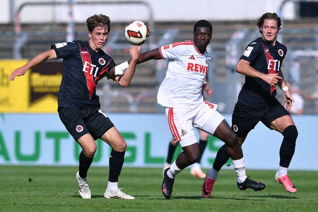 Fußball Testspiel FC Viktoria Köln - 1. FC Köln am 03.10.2026 im Sportpark Höhenberg in Köln Tim Kloss ( Köln ), links - Ragnar Ache ( Köln ), mitte - Tobias Eisenhuth ( Köln ), rechts