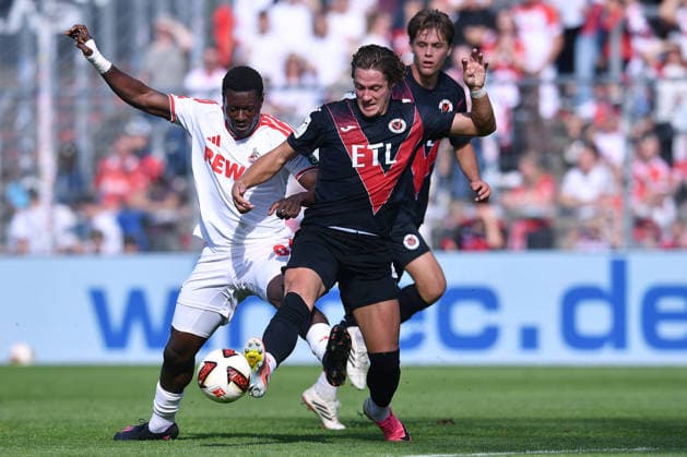 Fußball Testspiel FC Viktoria Köln - 1. FC Köln am 03.10.2026 im Sportpark Höhenberg in Köln Ragnar Ache ( Köln ), links - Tobias Eisenhuth ( Köln ), rechts