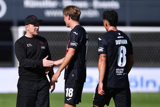 Fußball Testspiel FC Viktoria Köln - 1. FC Köln am 03.10.2026 im Sportpark Höhenberg in Köln Marian Wilhelm ( Trainer Cheftrainer Köln ), links - Tim Kloss ( Köln ), mitte - Taylan Duman ( Köln ), rechts
