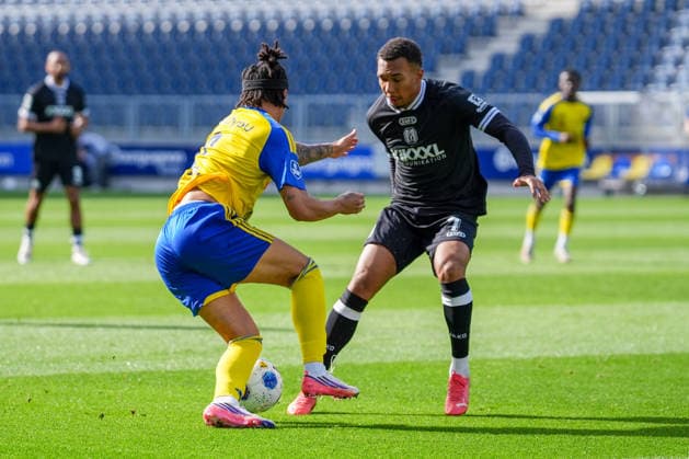 Niederlande: Fussball, Internationales Freundschaftsspiel, Länderspielpause, 3. Liga, Eredivisie, Saison 2026-2027, Kooi Stadion - Leeuwarden (Niederlande), Samstag, 03.10.2026, SC Cambuur Leeuwarden vs SV Meppen: David Bouah (SC Cambuur Leeuwarden, 2) gegen Oliver Schmitt (SV Meppen, 7) Copyright: xMichelxWittex
