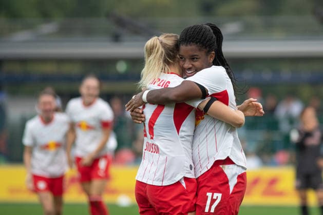 Google Pixel Frauen-Bundesliga, RB Leipzig - FSV Mainz 05; 03.10.2026 Delice Boboy (17, RB Leipzig) wird für ihr Tor zum 1:0 von Therese Simonsson (27, RB Leipzig) bejubelt. Fußball, Google Pixel Frauen-Bundesliga, Saison 2026 2027, 6. Spieltag: RB Leipzig vs. FSV Mainz 05 am 03.10.2026, Trainingszentrum Cottaweg, Leipzig. DFB REGULATIONS PROHIBIT ANY USE OF PHOTOGRAPHS AS IMAGE SEQUENCES AND OR QUASI-VIDEO. Copyright: xBEAUTIFULxSPORTS JanxKaeferx