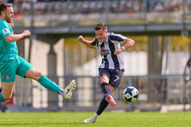 Tim Weissmann (FSV Frankfurt, 04), Torschuss Michael Kleinschrodt (VfR Aalen, 09) GER, VfR Aalen vs. FSV Frankfurt, Fussball, Regionalliga Suedwest - Herren, 10. Spieltag, Spielzeit 2026 2027, 03.10.2026 GER, VfR Aalen vs. FSV Frankfurt, Fussball, Regionalliga Suedwest - Herren, 10. Spieltag, Spielzeit 2026 2027, 03.10.2026 Aalen Copyright: xEibner-Pressefoto GeraldxOelze-dexStoppanyx EP_ODS
