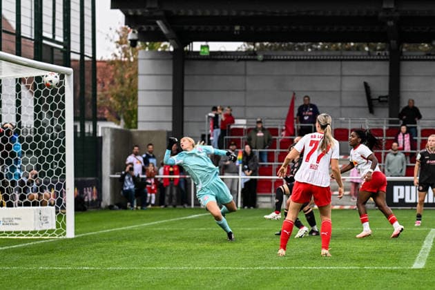 Fußball I Frauen I Saison 2026-2027 I Bundesliga I 6. Spieltag I RB Leipzig - 1. FSV Mainz 05 I 03.10.2026 Tor Delice Boboy (17, Rasenballsport Leipzig) (r.), der Ball schlägt hinter Marisa Schön (33, 1. FSV Mainz 05) im Tor ein Leipzig RB Trainingszentrum, Cottaweg 7 Sachsen Deutschland Copyright: xLobeca InesxHähnelx