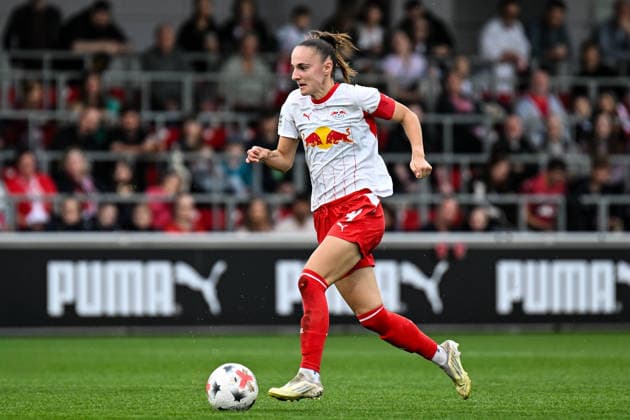 Fußball I Frauen I Saison 2026-2027 I Bundesliga I 6. Spieltag I RB Leipzig - 1. FSV Mainz 05 I 03.10.2026 Zenia Mertens (4, Rasenballsport Leipzig) dribbelt mit dem Ball Freisteller, Nahaufnahme, Porträt, Portrait, Einzelfoto, Einzelbild, Körper Leipzig RB Trainingszentrum, Cottaweg 7 Sachsen Deutschland Copyright: xLobeca InesxHähnelx