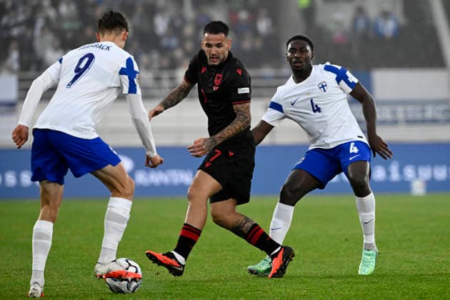 LKS 20261003 Rei Manaj (C) of Albania vies with Adrian Svanbäck and Tony Miettinen (R) of Finland during the UEFA Nations League Group C1 football match between Finland and Albania in Helsinki, Finland, on October 3, 2026. - EMMI KORHONEN Helsinki Finland Q9CjlkDZDNI  Copyright: xEmmixKorhonenx Q9CjlkDZDNI