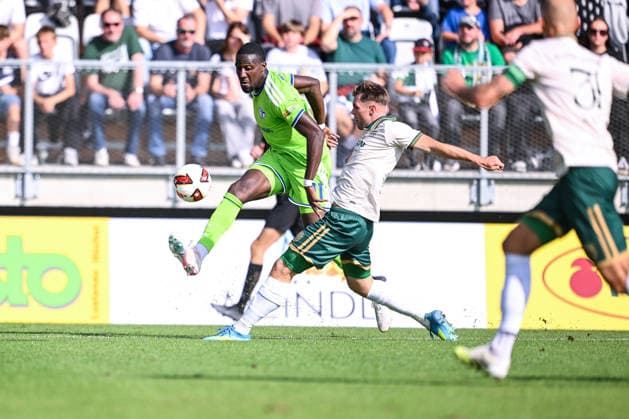 03.10.2026, Fussball, Saison 2026 2027, Testspiel, SC Austria Lustenau - FC Schalke 04, Bryan Lasme (FC Schalke 04), Niklas Pertlwieser (SC Austria Lustenau) xRHR-FOTO YYx Copyright: KROEGER RHR-FOTOx RHR-FOTO YY