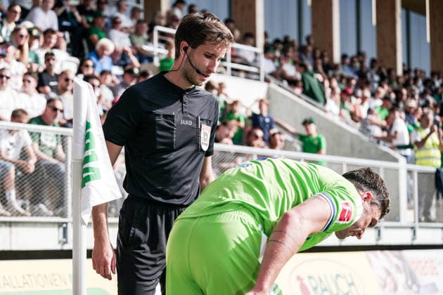 Fussball: Österreich: Testspiel 2025 2026 - 03.10.2026 - SC Austria Lustenau vs. FC Schalke 04 - SUN MINIMEAL Arena (Lustenau, Österreich); Linienrichter Jonas Mayrhofer, Robin Gosens (Schalke 04) Copyright: xLUKAxKOLANOVICx