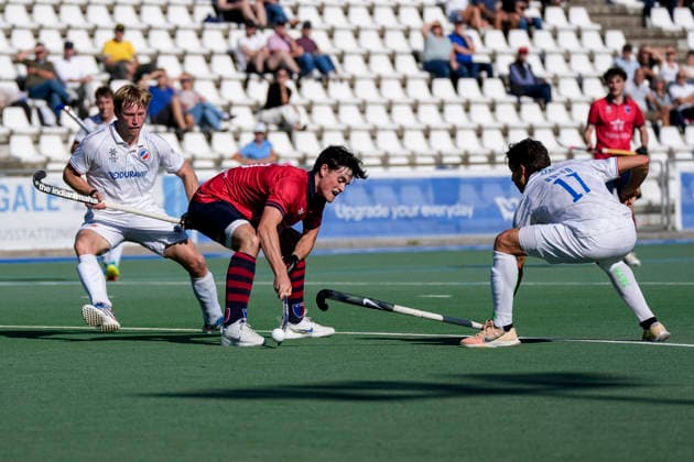 v.li.: Linus Müller (MHC, 5, Kapitän), Milo Thompson (BHC, 70), Marc Bolto (MHC, 17), Zweikampf, Spielszene, Duell, duel, tackle, tackling, Dynamik, Action, Aktion, 03.10.2026, Mannheim (Deutschland), Hockey, 1. Bundesliga, Herren, Mannheimer HC - Berliner HC