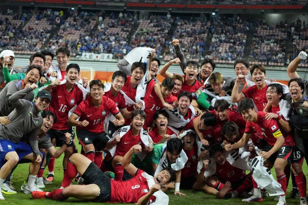 (261003) -- TOYOTA, Oct. 3, 2026 -- Members of team South Korea celebrate victory after the men s final match of football between South Korea and Japan at 20th Asian Games Aichi-Nagoya 2026 in Toyota of Aichi Prefecture, Japan, Oct. 3, 2026. ) (SP)JAPAN-TOYOTA-ASIAN GAMES-FOOTBALL-MEN S FINAL-KOR VS JPN LuixSiuxWai 