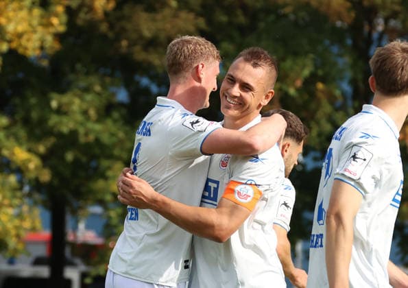 SV Gützkow -FC Hansa Rostock Gützkow 03.10..2026 Fußball, MV Landespokal SV Gützkow -FC Hansa Rostock 0-1 Jubel Emil Holten FC Hansa Rostock der Torschütze mit Franz Pfanne FC Hansa Rostock Gützkow Friedrich Ludwig Jahn Stadion Mecklenburg-Vorpommern Deutschland