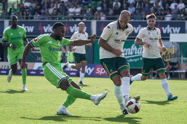 Fussball: Österreich: Testspiel 2025 2026 - 03.10.2026 - SC Austria Lustenau vs. FC Schalke 04 - SUN MINIMEAL Arena (Lustenau, Österreich); Moussa Sylla (Schalke 04), Matthias Maak (Austria Lustenau) Copyright: xLUKAxKOLANOVICx