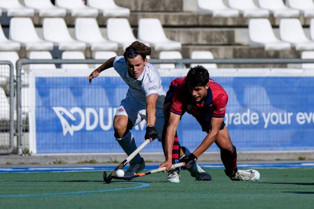 v.li.: Benedikt Geyer (MHC, 20), Theo Belhustede (BHC, 22), Zweikampf, Spielszene, Duell, duel, tackle, tackling, Dynamik, Action, Aktion, 03.10.2026, Mannheim (Deutschland), Hockey, 1. Bundesliga, Herren, Mannheimer HC - Berliner HC