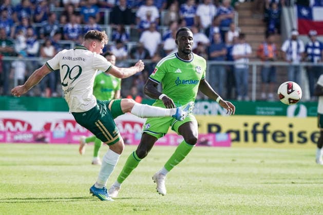 Fussball: Österreich: Testspiel 2025 2026 - 03.10.2026 - SC Austria Lustenau vs. FC Schalke 04 - SUN MINIMEAL Arena (Lustenau, Österreich); Niklas Pertlwieser (Austria Lustenau), Bryan Lasme (Schalke 04) Copyright: xLUKAxKOLANOVICx