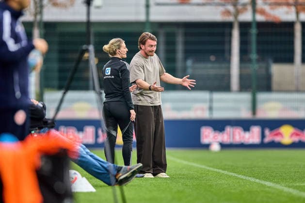 03.10.2026, GER, Frauenfußball, BL, 2026 2027, RB Leipzig - FSV Mainz 05 Jonas Stephan (Cheftrainer, RB Leipzig) hat Diskussionsbedarf mit der vierten Offiziellen Leipzig Trainingszentrum der Roten Bulle Sachsen Deutschland