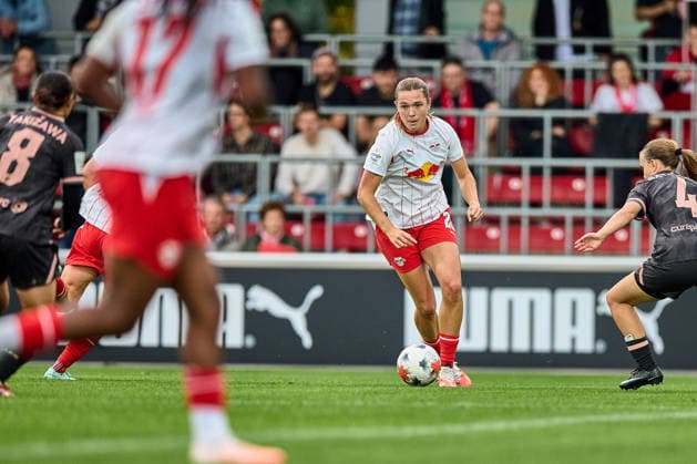 03.10.2026, GER, Frauenfußball, BL, 2026 2027, RB Leipzig - FSV Mainz 05 Alieke Tuin (22, RB Leipzig), Freisteller, Aktion, mit Ball Leipzig Trainingszentrum der Roten Bulle Sachsen Deutschland