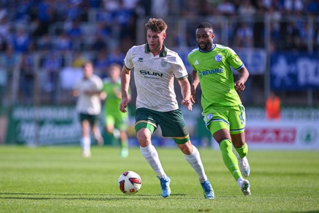 03.10.2026, Fussball, Saison 2026 2027, Testspiel, SC Austria Lustenau - FC Schalke 04, Niklas Pertlwieser (SC Austria Lustenau), Moussa Sylla (FC Schalke 04) xRHR-FOTO YYx Copyright: KROEGER RHR-FOTOx RHR-FOTO YY