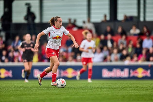 03.10.2026, GER, Frauenfußball, BL, 2026 2027, RB Leipzig - FSV Mainz 05 Jasmien Mathys (12, RB Leipzig), Freisteller, Aktion, mit Ball, dribbelt Leipzig Trainingszentrum der Roten Bulle Sachsen Deutschland