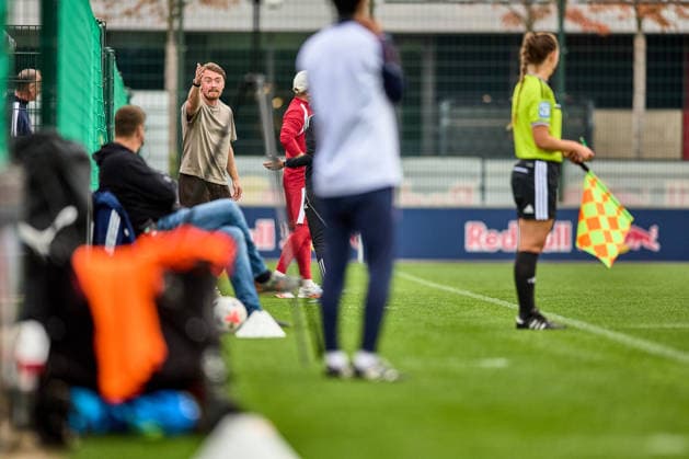 03.10.2026, GER, Frauenfußball, BL, 2026 2027, RB Leipzig - FSV Mainz 05 Jonas Stephan (Cheftrainer, RB Leipzig), Diskussion zwischen den Trainern Leipzig Trainingszentrum der Roten Bulle Sachsen Deutschland