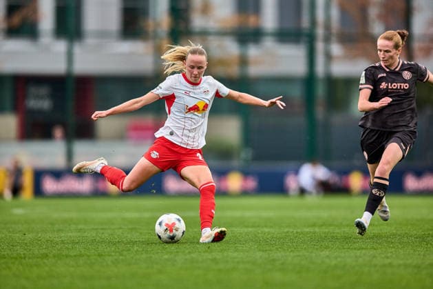 03.10.2026, GER, Frauenfußball, BL, 2026 2027, RB Leipzig - FSV Mainz 05 Nikoline Dudek (24, RB Leipzig), Freisteller, Aktion, mit Ball Leipzig Trainingszentrum der Roten Bulle Sachsen Deutschland