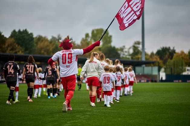 03.10.2026, GER, Frauenfußball, BL, 2026 2027, RB Leipzig - FSV Mainz 05 Einlauf der Mannschaften, mit Bulli (Maskottchen) Leipzig Trainingszentrum der Roten Bulle Sachsen Deutschland