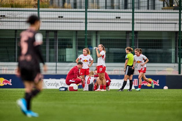 03.10.2026, GER, Frauenfußball, BL, 2026 2027, RB Leipzig - FSV Mainz 05 Verletzungsbehandlung von Lou-Ann Joly (6, RB Leipzig) nach Zusammenprall beim Kopfballduell Leipzig Trainingszentrum der Roten Bulle Sachsen Deutschland