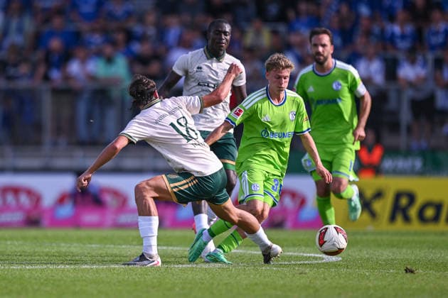 03.10.2026, Fussball, Saison 2026 2027, Testspiel, SC Austria Lustenau - FC Schalke 04, Robin Voisine (SC Austria Lustenau), Luca Vozar (FC Schalke 04) xRHR-FOTO YYx Copyright: KROEGER RHR-FOTOx RHR-FOTO YY