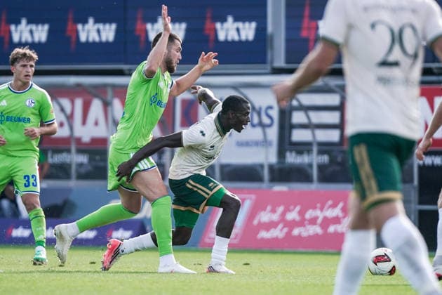 Fussball: Österreich: Testspiel 2025 2026 - 03.10.2026 - SC Austria Lustenau vs. FC Schalke 04 - SUN MINIMEAL Arena (Lustenau, Österreich); Steve Noode (Schalke 04), Precious Benjamin (Austria Lustenau) Copyright: xLUKAxKOLANOVICx