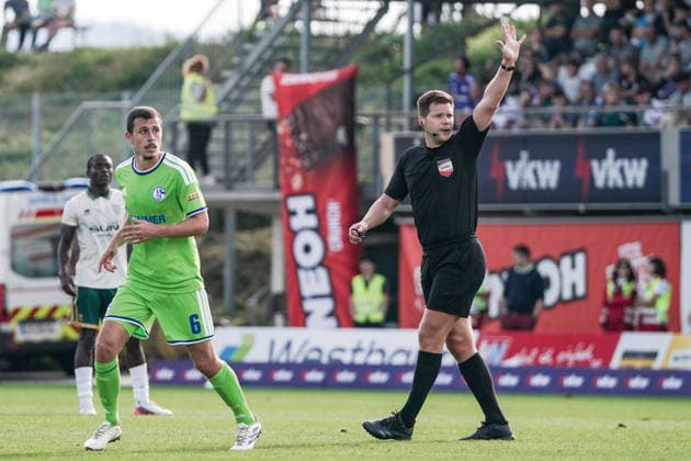 Fussball: Österreich: Testspiel 2025 2026 - 03.10.2026 - SC Austria Lustenau vs. FC Schalke 04 - SUN MINIMEAL Arena (Lustenau, Österreich); Ron Schallenberg (Schalke 04), Schiedsrichter Felix Ouschan Copyright: xLUKAxKOLANOVICx