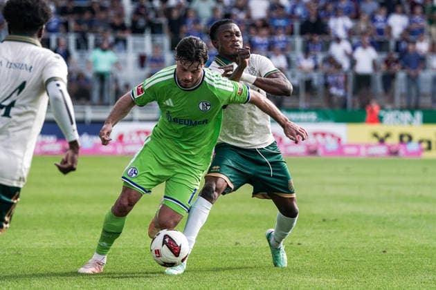 Fussball: Österreich: Testspiel 2025 2026 - 03.10.2026 - SC Austria Lustenau vs. FC Schalke 04 - SUN MINIMEAL Arena (Lustenau, Österreich); Adrian Gantenbein (Schalke 04), Lord Afrifa (Austria Lustenau) Copyright: xLUKAxKOLANOVICx