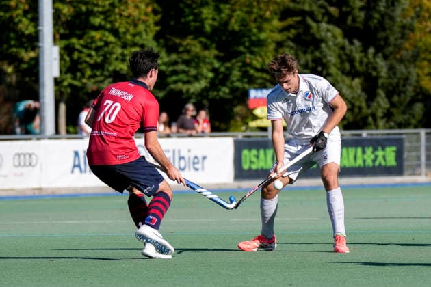 v.li.: Milo Thompson (BHC, 70), Matteo Luca Poljaric (MHC, 14), Zweikampf, Spielszene, Duell, duel, tackle, tackling, Dynamik, Action, Aktion, 03.10.2026, Mannheim (Deutschland), Hockey, 1. Bundesliga, Herren, Mannheimer HC - Berliner HC