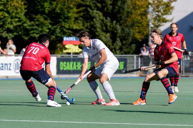 v.li.: Milo Thompson (BHC, 70), Matteo Luca Poljaric (MHC, 14), Yannick Koch (BHC, 10), Zweikampf, Spielszene, Duell, duel, tackle, tackling, Dynamik, Action, Aktion, 03.10.2026, Mannheim (Deutschland), Hockey, 1. Bundesliga, Herren, Mannheimer HC - Berliner HC