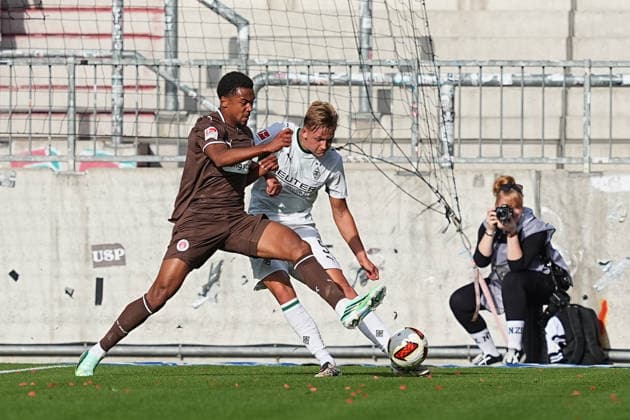 03.10.2026, xydrx, Herren, Fußball, Testspiel, FC St. Pauli - Borussia Mönchgladbach, Saison 2026 2027, Millerntor-Stadion: Youssoupha Niang (FC St. Pauli, 7) im Zweikampf gegen Jan Leszczynski (Borussia Moenchengladbach, 5) DFB regulations prohibit any use of photographs as image sequences and or quasi-video. Copyright: HMBxMedia YannisxDreimann