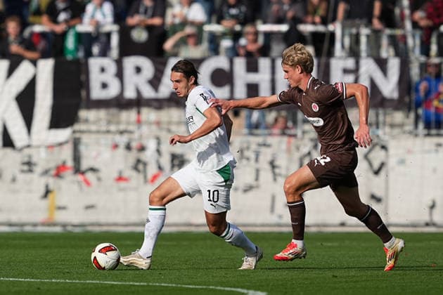03.10.2026, xydrx, Herren, Fußball, Testspiel, FC St. Pauli - Borussia Mönchgladbach, Saison 2026 2027, Millerntor-Stadion: Florian Neuhaus (Borussia Moenchengladbach, 10) im Zweikampf gegen Sam Klein (FC St. Pauli, 22) DFB regulations prohibit any use of photographs as image sequences and or quasi-video. Copyright: HMBxMedia YannisxDreimann