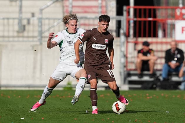 03.10.2026, xydrx, Herren, Fußball, Testspiel, FC St. Pauli - Borussia Mönchgladbach, Saison 2026 2027, Millerntor-Stadion: David Herold (Borussia Moenchengladbach, 20) im Zweikampf gegen Arkadiusz Pyrka (FC St. Pauli, 11) DFB regulations prohibit any use of photographs as image sequences and or quasi-video. Copyright: HMBxMedia YannisxDreimann