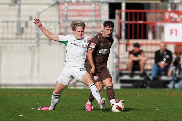 03.10.2026, xydrx, Herren, Fußball, Testspiel, FC St. Pauli - Borussia Mönchgladbach, Saison 2026 2027, Millerntor-Stadion: David Herold (Borussia Moenchengladbach, 20) im Zweikampf gegen Arkadiusz Pyrka (FC St. Pauli, 11) DFB regulations prohibit any use of photographs as image sequences and or quasi-video. Copyright: HMBxMedia YannisxDreimann