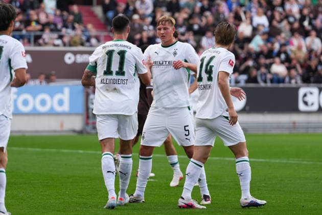 03.10.2026, xydrx, Herren, Fußball, Testspiel, FC St. Pauli - Borussia Mönchgladbach, Saison 2026 2027, Millerntor-Stadion: Torjubel nach dem Tor zum 1:0 für Borussia Mönchengladbach durch Torschütze Tim Kleindienst (Borussia Moenchengladbach, 11) zusammen mit Daiki Hashioka (Borussia Moenchengladbach, 14) und Jan Leszczynski (Borussia Moenchengladbach, 5) DFB regulations prohibit any use of photographs as image sequences and or quasi-video. Copyright: HMBxMedia YannisxDreimann