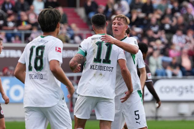 03.10.2026, xydrx, Herren, Fußball, Testspiel, FC St. Pauli - Borussia Mönchgladbach, Saison 2026 2027, Millerntor-Stadion: Torjubel nach dem Tor zum 1:0 für Borussia Mönchengladbach durch Torschütze Tim Kleindienst (Borussia Moenchengladbach, 11) zusammen mit Jan Leszczynski (Borussia Moenchengladbach, 5) DFB regulations prohibit any use of photographs as image sequences and or quasi-video. Copyright: HMBxMedia YannisxDreimann