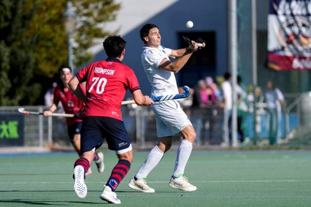 v.li.: Milo Thompson (BHC, 70), Agus Bonnano (MHC, 8), Zweikampf, Spielszene, Duell, duel, tackle, tackling, Dynamik, Action, Aktion, 03.10.2026, Mannheim (Deutschland), Hockey, 1. Bundesliga, Herren, Mannheimer HC - Berliner HC